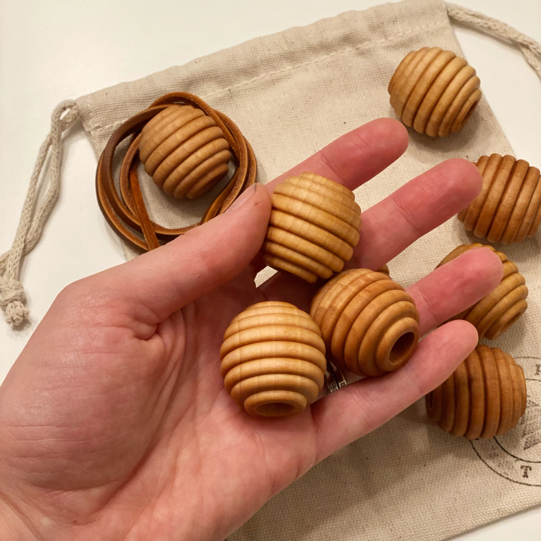 Perline Montessori in legno con cordoncino in pelle Taylored Toys - immagine 2